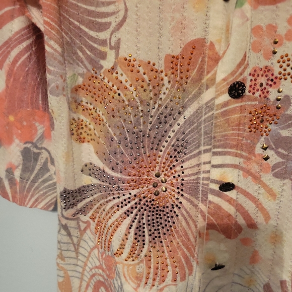 Womens gently used Christopher And Banks 4 button Embroidered top. Small - Picture 4 of 7